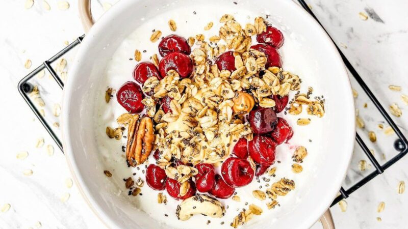 Grūdėta pusryčių varškė su granola