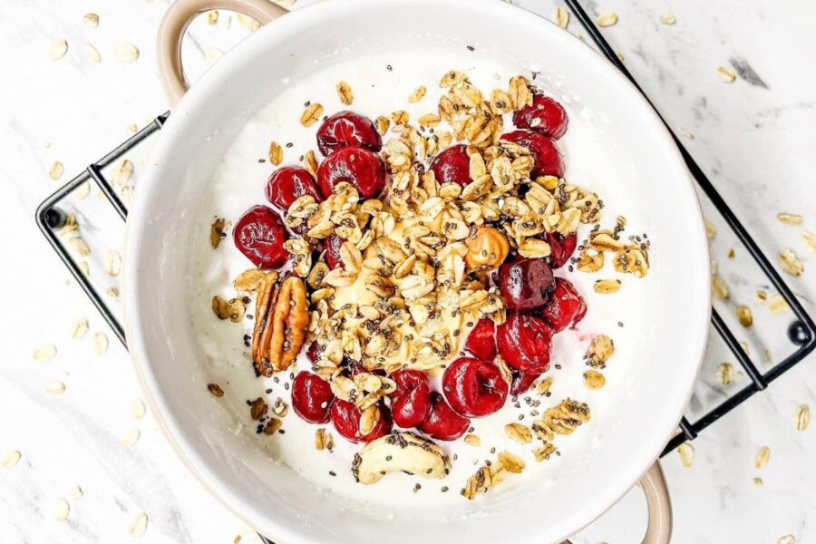Grūdėta pusryčių varškė su granola