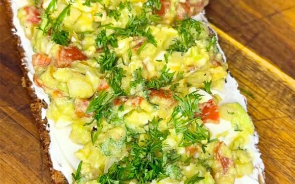 Gvakamolės ir kiaušinių sumuštinis – nenuvilianti pusryčių klasika