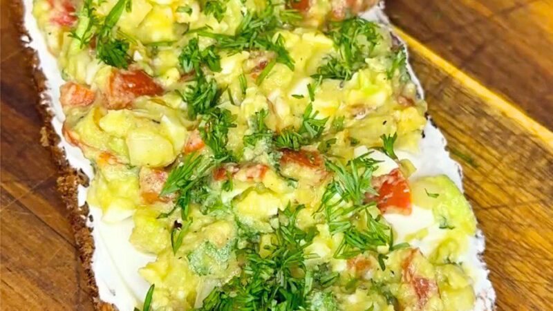 Gvakamolės ir kiaušinių sumuštinis – nenuvilianti pusryčių klasika