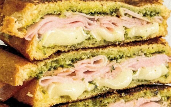 Kepti sumuštiniai su pesto ir pelėsiniu sūriu – gurmano svajonė