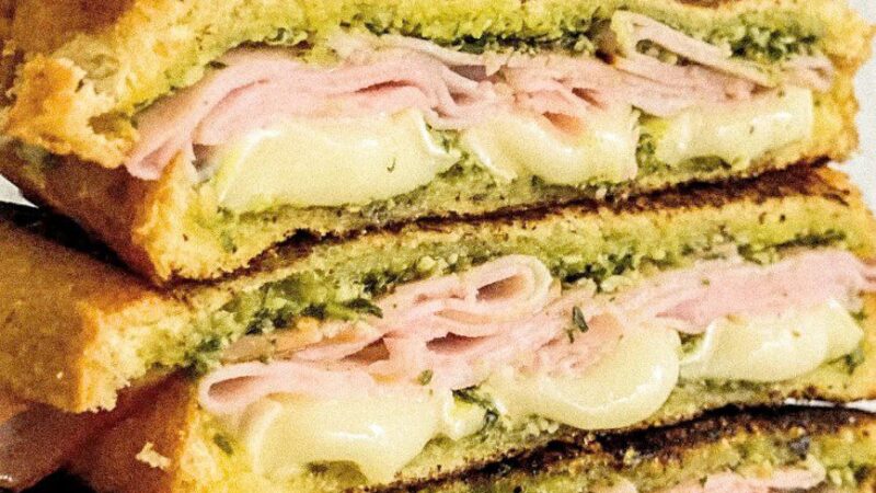 Kepti sumuštiniai su pesto ir pelėsiniu sūriu – gurmano svajonė