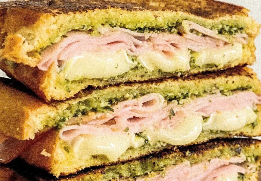 Kepti sumuštiniai su pesto ir pelėsiniu sūriu