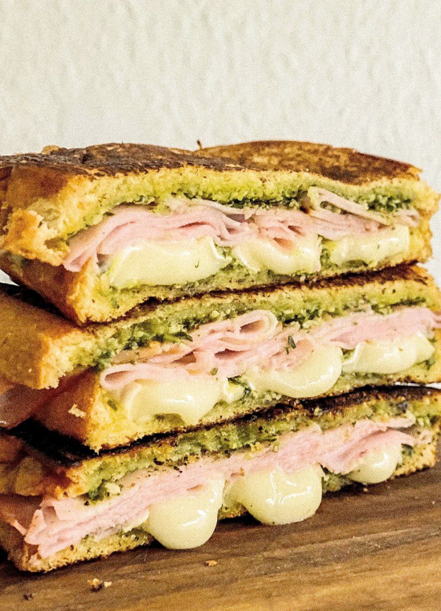 Kepti sumuštiniai su pesto ir pelėsiniu sūriu