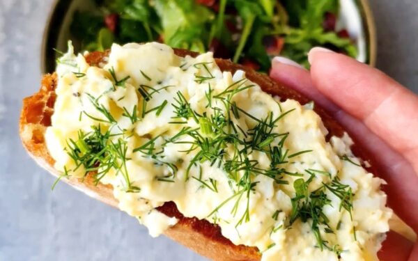 Kiaušinių salotų sumuštinis su naminiu majonezu