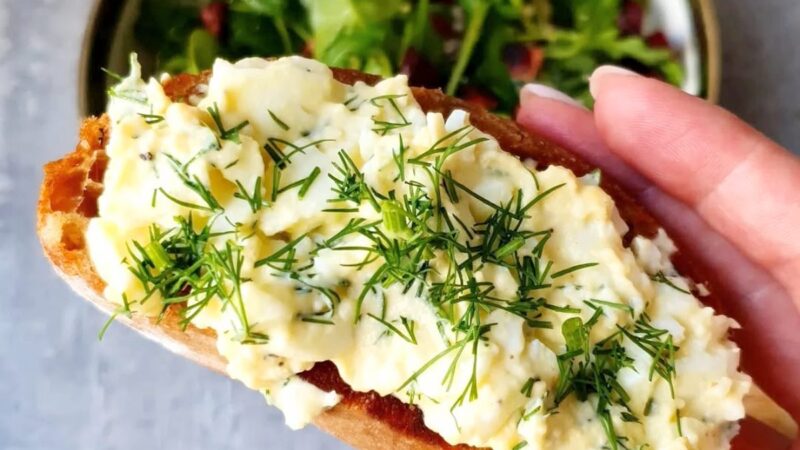 Kiaušinių salotų sumuštinis su naminiu majonezu