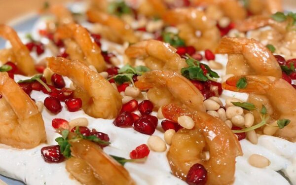 Krevetės su fetos kremu ir granatų sėklomis