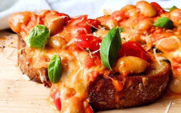 Labai skanūs sumuštiniai su pupelėmis ir pomidorais