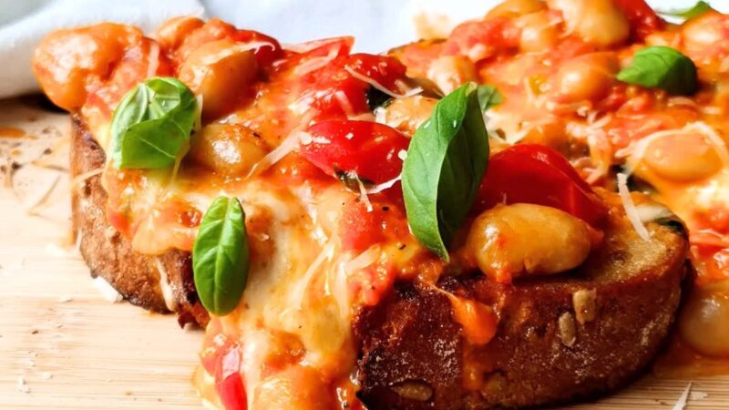 Labai skanūs sumuštiniai su pupelėmis ir pomidorais