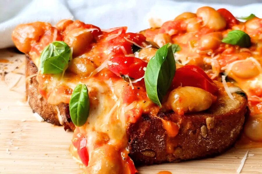 Labai skanūs sumuštiniai su pupelėmis ir pomidorais