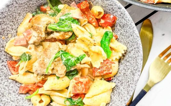 Makaronai su paukštiena ir grietinėlės padažu