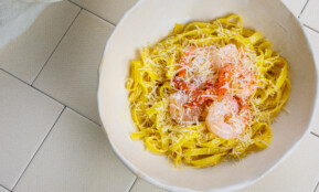 Makaronai su Cezario padažu ir krevetėmis.