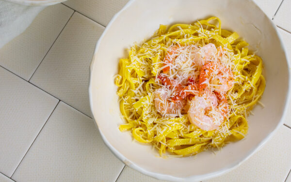 Makaronai su Cezario padažu ir krevetėmis