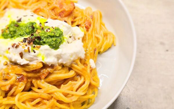 Makaronai su keptų pomidorų padažu ir buratta