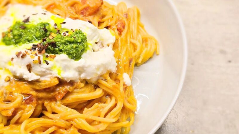 Makaronai su keptų pomidorų padažu ir buratta