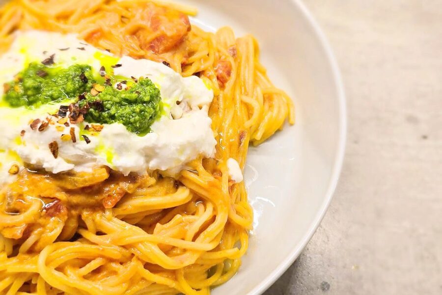 Makaronai su keptų pomidorų padažu ir burrata