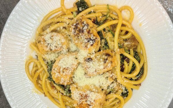 Dangiški makaronai su vištiena grietinėlės ir špinatų padaže