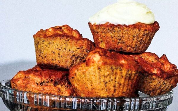 Natūraliai saldūs bananiniai keksiukai su obuoliais