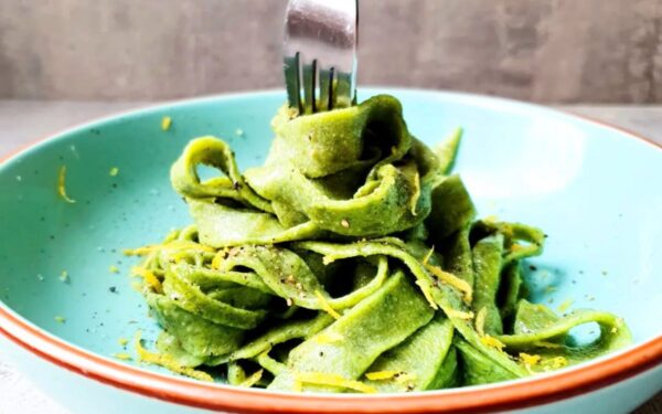 Natūraliai žali špinatų makaronai