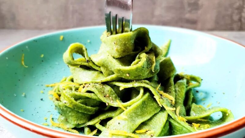 Natūraliai žali špinatų makaronai