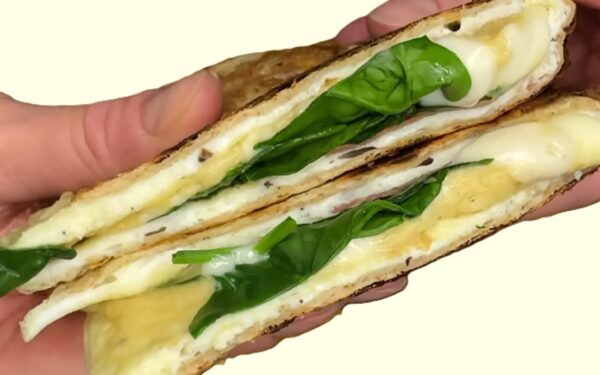 Omletas tortilijoje su kumpiu, sūriu ir špinatais