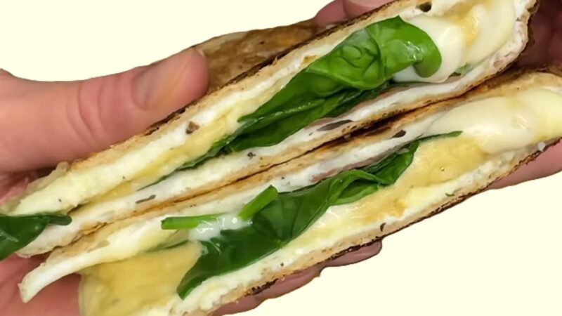Omletas tortilijoje su kumpiu, sūriu ir špinatais