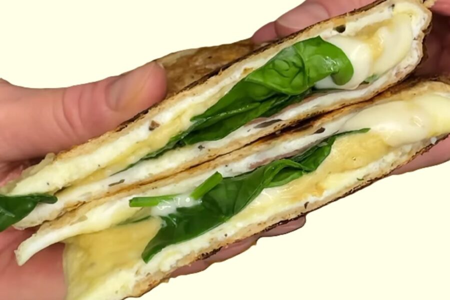 Omletas tortilijoje su kumpiu, sūriu ir špinatais