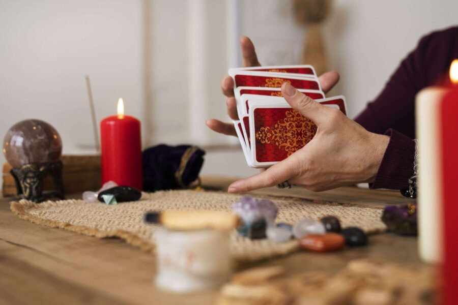 Antradienio Horoskopas (Vasario 25 d.): Ar jūsų Zodiako ženklas bus išbandytas meilėje, ar pataikys į karjerą kaip į auksą?