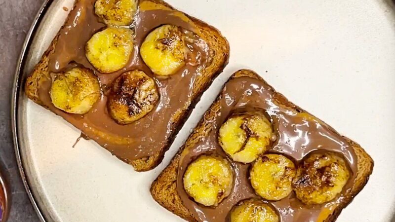 Skrebučiai su riešutų sviestu ir karamelizuotais bananais – garantuotas pusryčių hitas