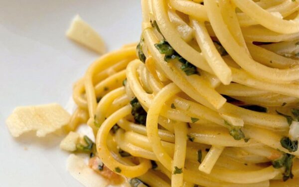 Makaronai su kreminiu maskarponės padažu ir špinatais