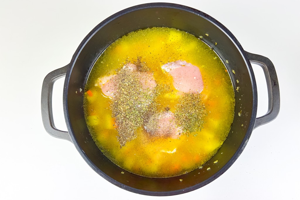 suberti-prieskoniai - Laikas.lt Tiršta daržovių sriuba su vištiena. Suberti prieskoniai