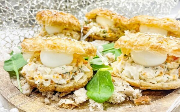 Sluoksniuotos tešlos pyragėliai su šventiniu įdaru