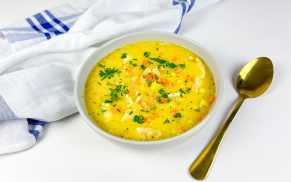 Tiršta daržovių sriuba su vištiena