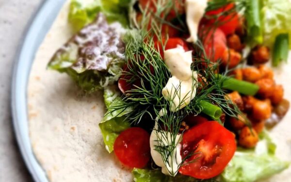 Tortilijų suktinukai su keptais avinžirniais ir daržovėmis