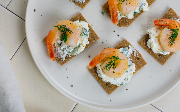 Užkandžių kąsneliai su kreminiu sūriu ir krevetėmis