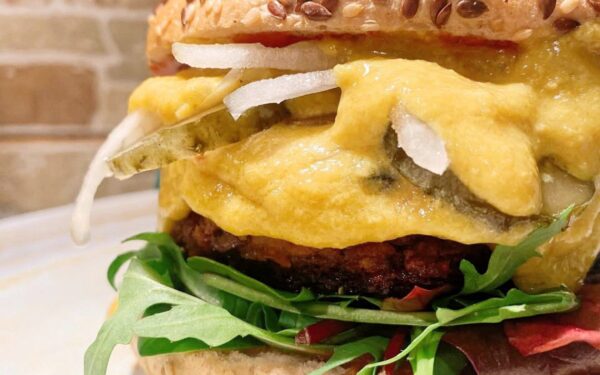 Veganiškas mėsainis su pupelių paplotėliu