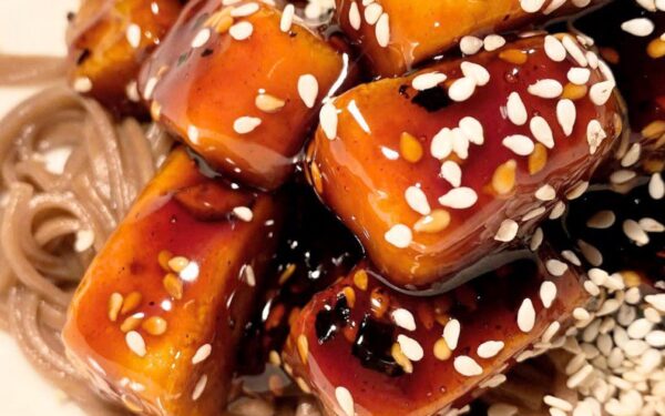 Veganiški grikių makaronai su tofu