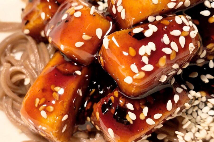 Veganiški grikių makaronai su tofu