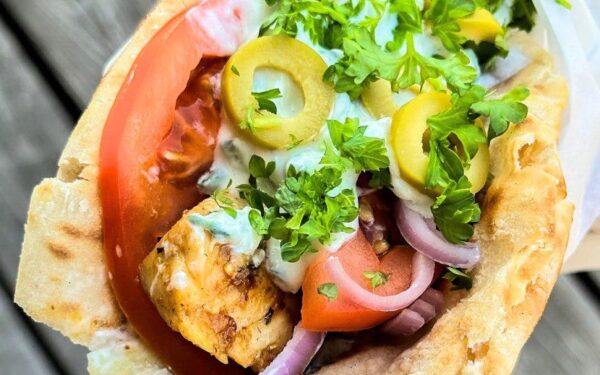 Naminiai vištienos kebabai pitoje su jogurtiniu padažu (be majonezo)