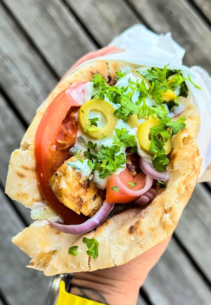 Naminiai vištienos kebabai pitoje su jogurtiniu padažu (be majonezo)