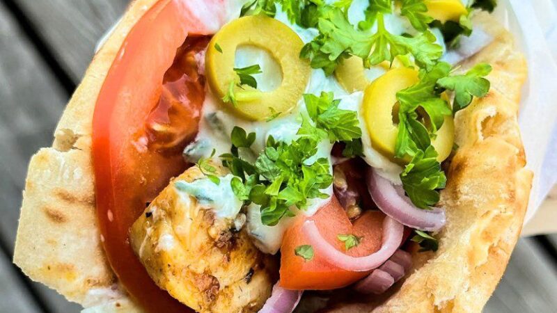 Naminiai vištienos kebabai pitoje su jogurtiniu padažu (be majonezo)