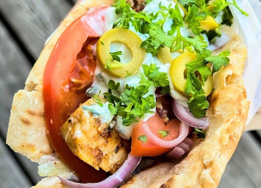 Naminiai vištienos kebabai pitoje su jogurtiniu padažu (be majonezo)