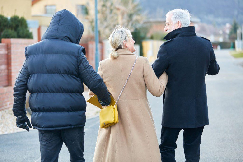 5-lengviausiai-pasiekiamos-vietos-kisenvagiams-ant-peties-nesiojama-rankine - Laikas.lt 5 lengviausiai pasiekiamos vietos kišenvagiams. Ant peties nešiojama rankinė