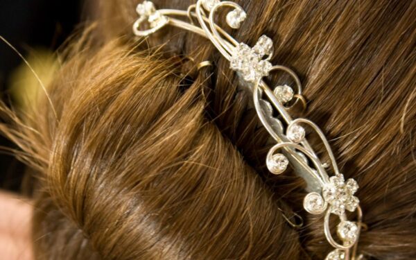 5 madingiausi 2025 plaukų aksesuarai, kurie suteiks jūsų šukuosenoms tikro žavesio