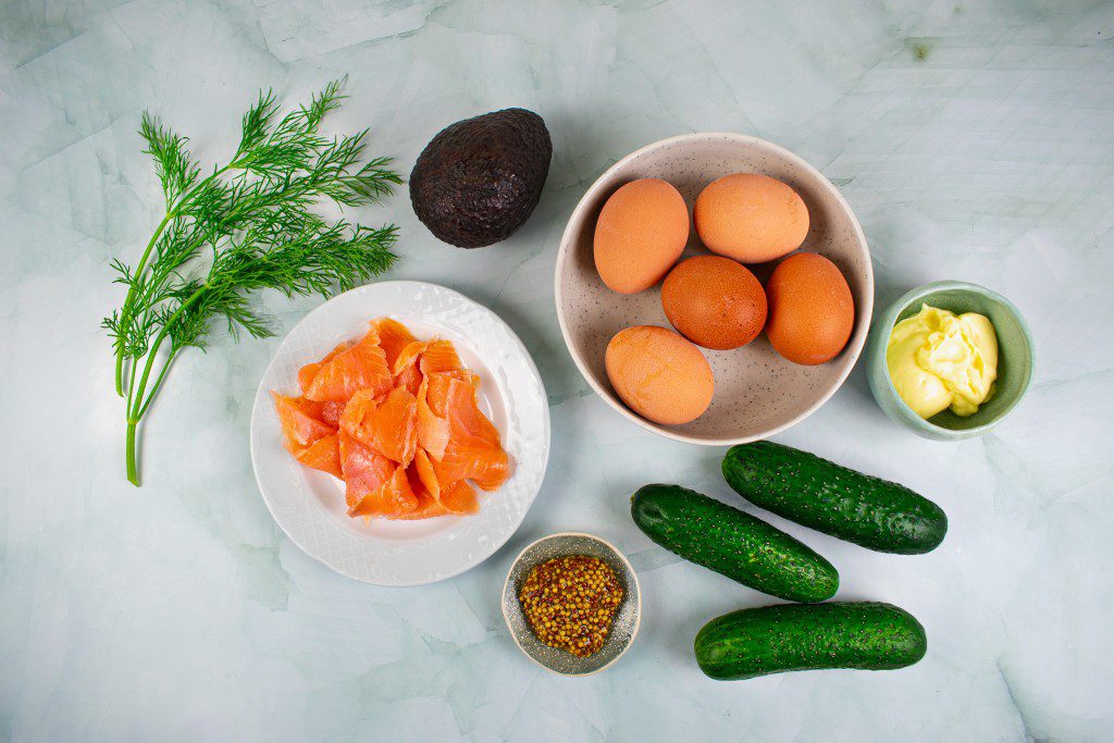 kiausiniu-salotos-su-lasisa-ir-agurkeliais-ingredientai - Laikas.lt Kiaušinių salotos su lašiša ir agurkėliais. Ingredientai