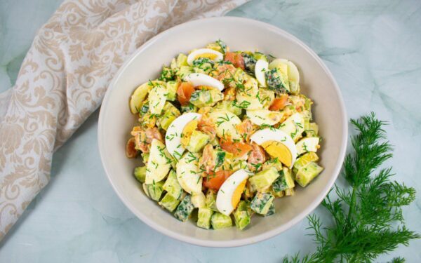 Kiaušinių salotos su lašiša ir agurkėliais