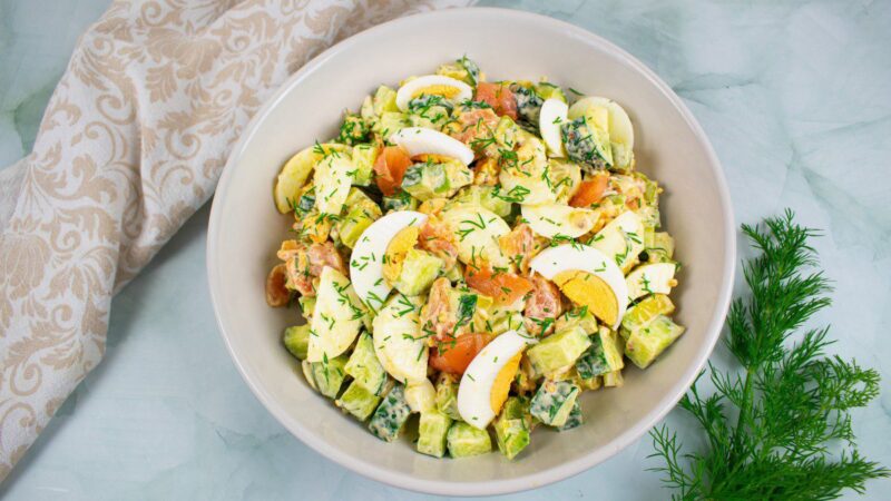 Kiaušinių salotos su lašiša ir agurkėliais