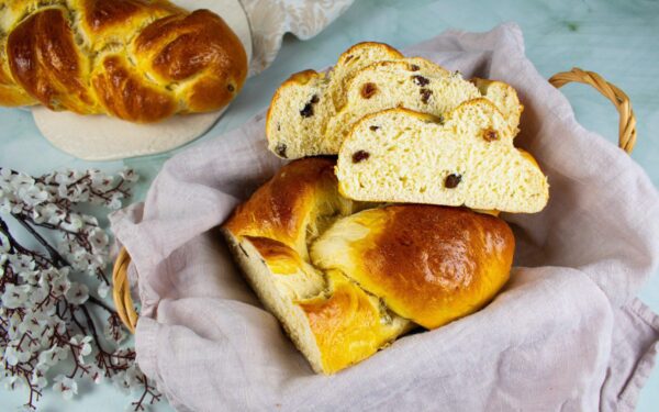 Mielinė Velykų pynė su razinomis