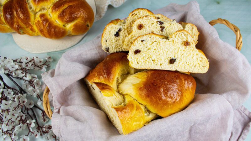 Mielinė Velykų pynė su razinomis