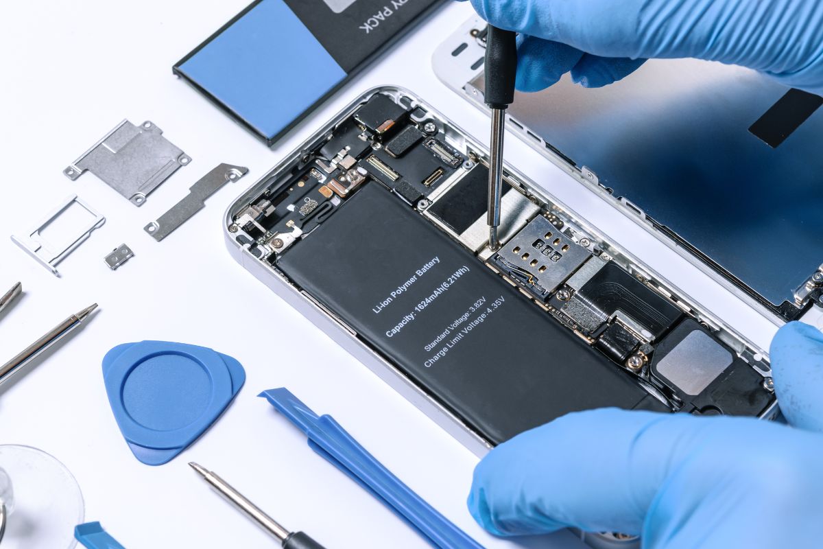 Išmanieji telefonai vėl su išimamomis baterijomis?